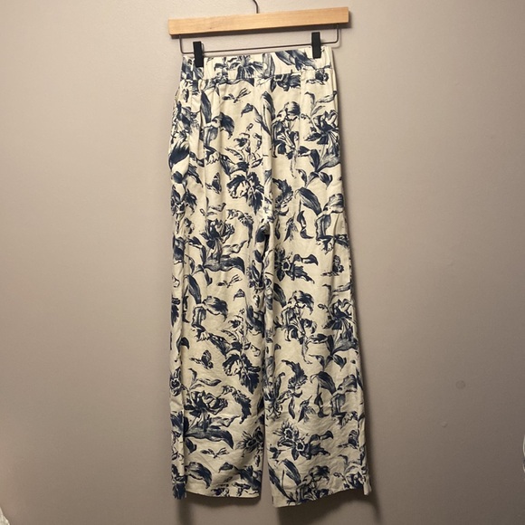 Cropped Flowy Floral Trousers - Picture 2 of 4